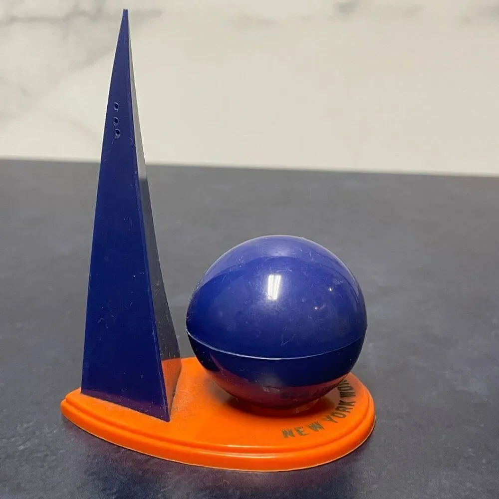 Vintage & RARE! 1939 World's Fair in NY, Salt & Pepper Set, Plastic